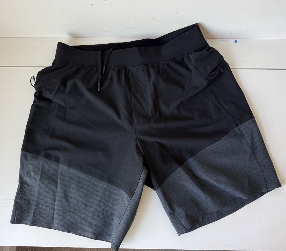 Lululemon Namaste At The Beach Shorts Mens Medium 8" Lined Grey Black M7ACWS